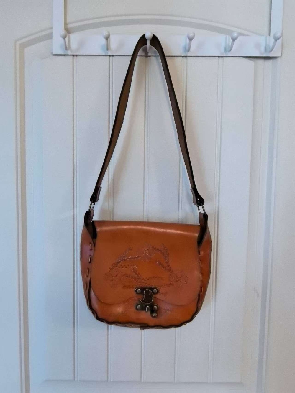 Vintage Leather Shoulder Bag in Tan with Dark Brown Strap